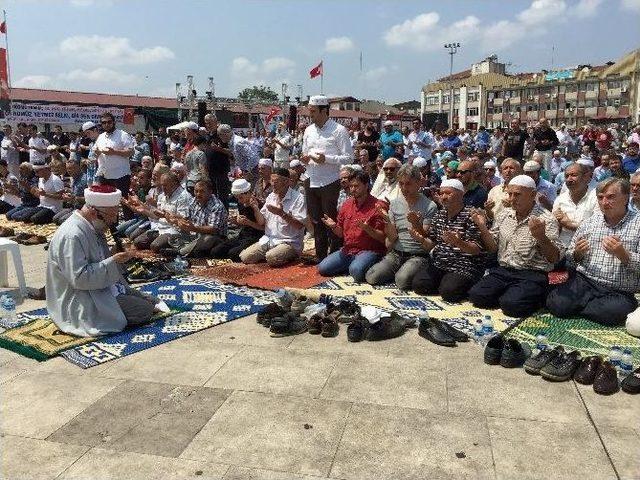 Sakaryalılar Kent Meydanında Son Cuma Namazını Kıldı