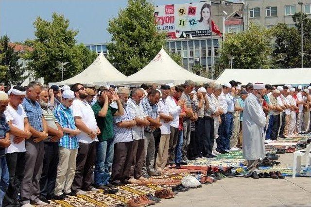 Sakaryalılar Kent Meydanında Son Cuma Namazını Kıldı