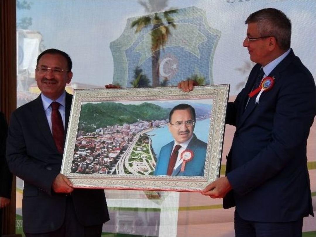 Adalet Bakanı Bekir Bozdağ Rize&rsquo;de