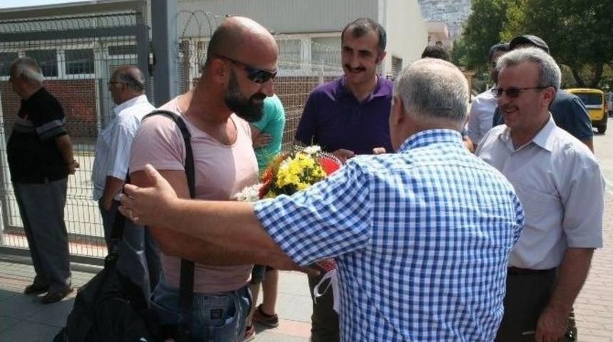 Tankın &Ouml;n&uuml;ne Yatan Vatandaşı &Ccedil;i&ccedil;ekle Karşıladılar