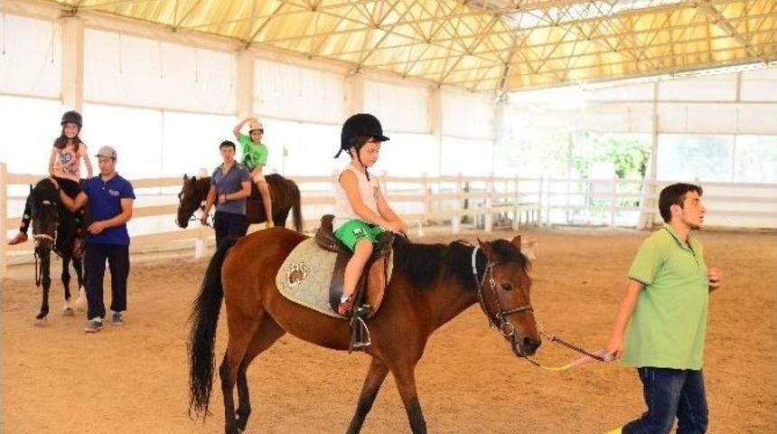 En &Ouml;zel Minikler İ&ccedil;in Binicilik Kursu Başladı