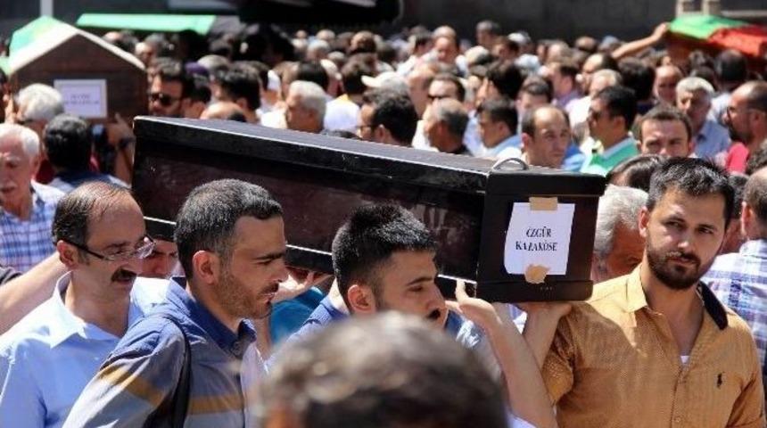 Annesi T&uuml;fekle Fotoğraf &Ccedil;ektirirken Vurulan &Ccedil;ocuk Toprağa Verildi