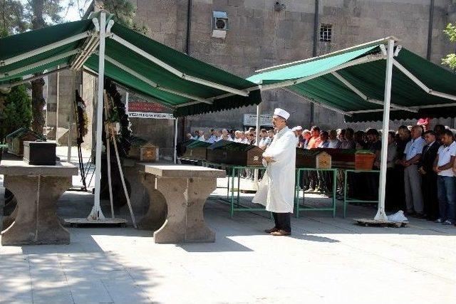 Annesi Tüfekle Fotoğraf Çektirirken Vurulan Çocuk Toprağa Verildi