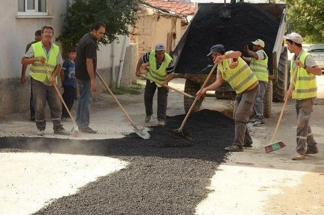 Seyitgazi Belediyesi Asfalt Ve Yama Çalışmalarını Sürdürüyor