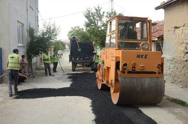 Seyitgazi Belediyesi Asfalt Ve Yama Çalışmalarını Sürdürüyor