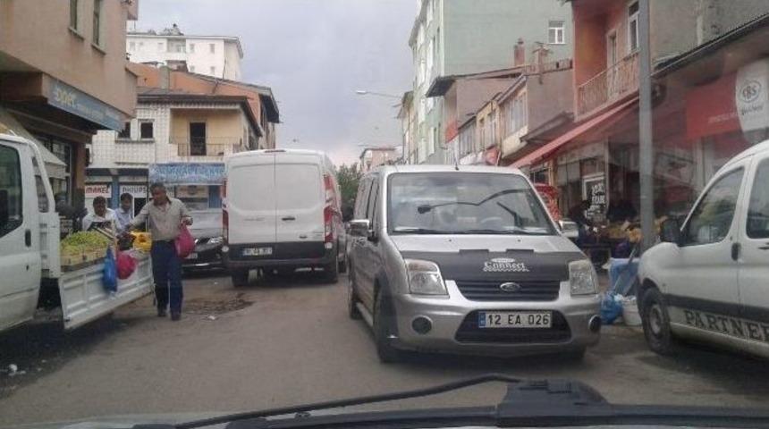 Kars&rsquo;ta Caddelere Gelişi G&uuml;zel Park Edilen Ara&ccedil;lar Trafiği Aksatıyor
