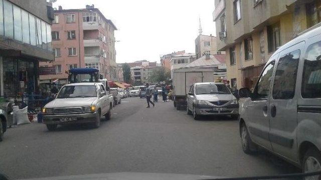 Kars’ta Caddelere Gelişi Güzel Park Edilen Araçlar Trafiği Aksatıyor