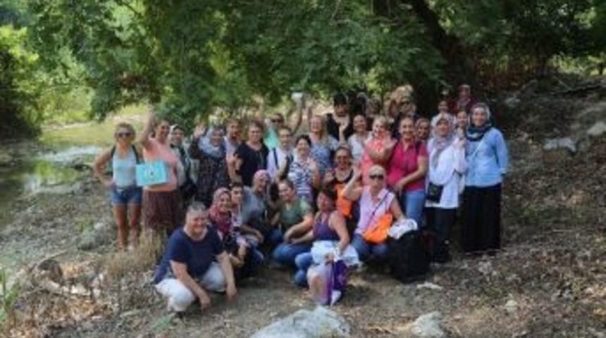 Mezitli Belediyesi, &Uuml;retici Pazarı&rsquo;ndaki Kadınları Pikniğe G&ouml;t&uuml;rd&uuml;