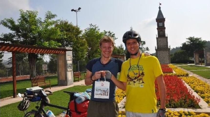 Almanya&rsquo;dan &Ccedil;in&rsquo;e Doğru D&uuml;nya Turuna &Ccedil;ıkan Turist Bilecik&rsquo;te Mola Verdi