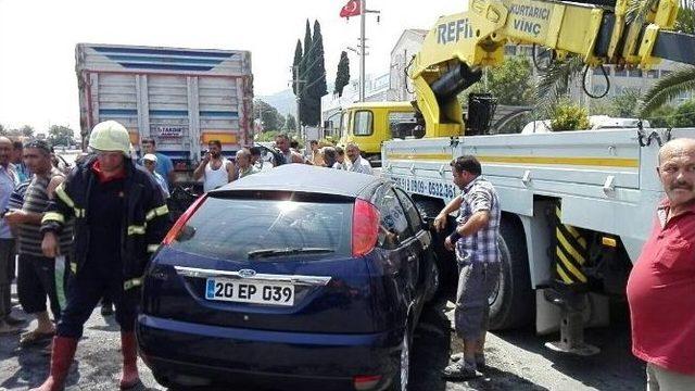 Söke’de Otomobil Park Halindeki Kamyona Çarptı: 3 Yaralı