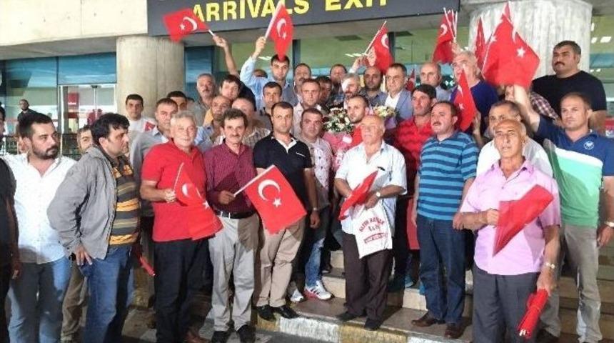 Darbe Gecesi Yaralanan Trabzonlu Muhtar Havalimanında Bayraklarla Karşılandı