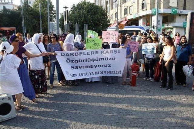 Antalya’da Hdp’li Kadınlardan Darbe Eylemi