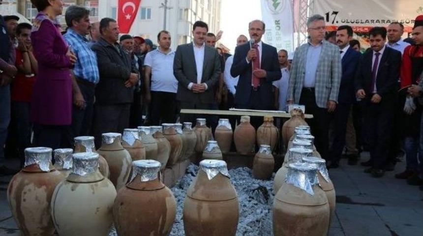 Yozgat S&uuml;rmeli K&uuml;lt&uuml;r Ve Sanat Etkinliklerinde Vatandaşa Testi Kebabı İkram Edildi