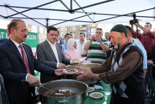 Yozgat Sürmeli Kültür Ve Sanat Etkinliklerinde Vatandaşa Testi Kebabı İkram Edildi