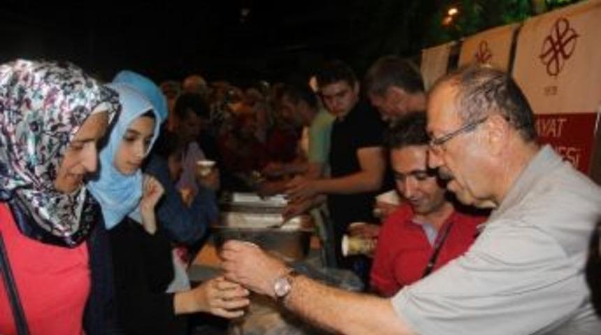 Demokrasi N&ouml;bet&ccedil;ilerine Sıcak &Ccedil;orba