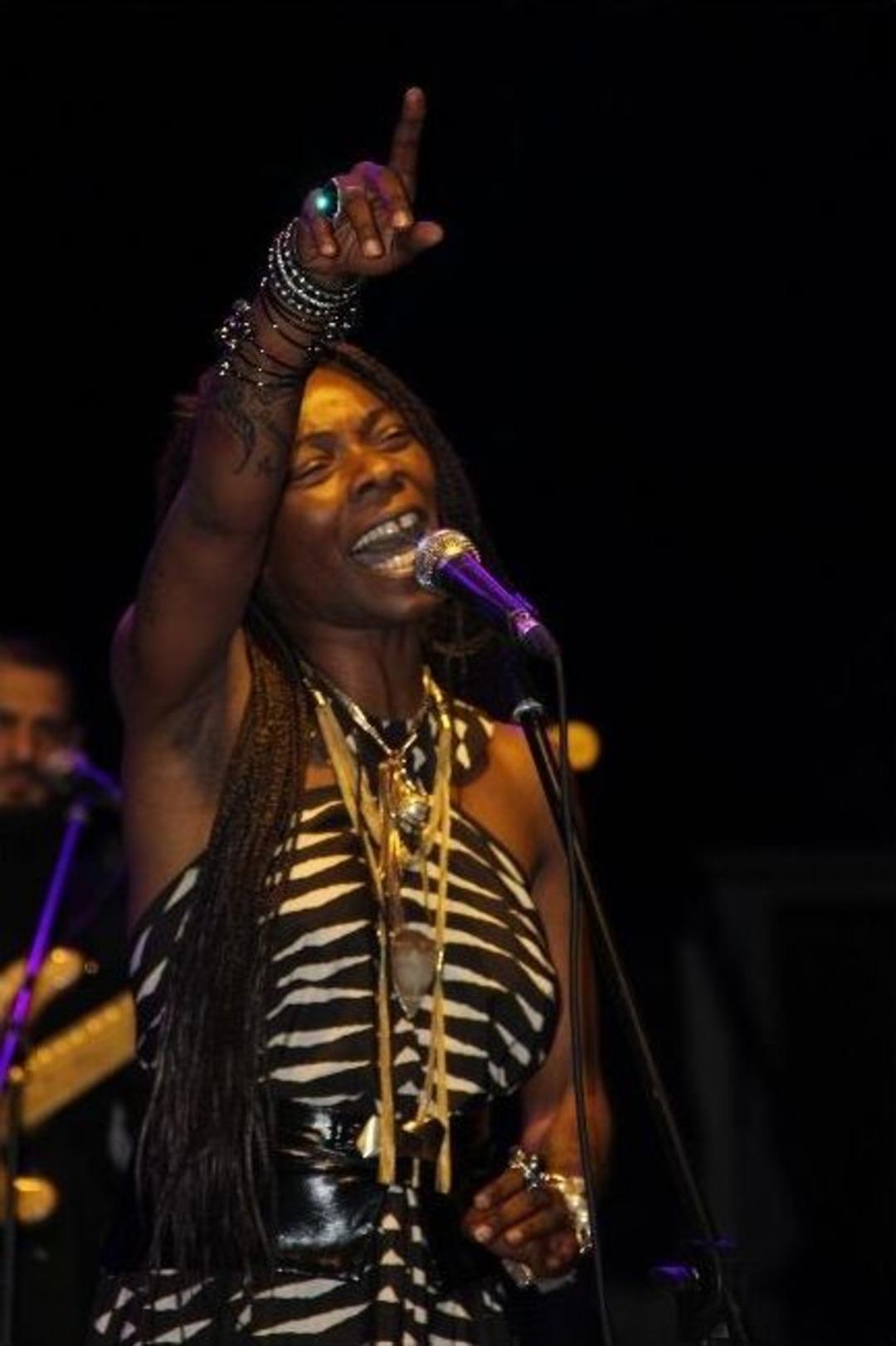 Buika Konserine &Uuml;nl&uuml; Yağdı