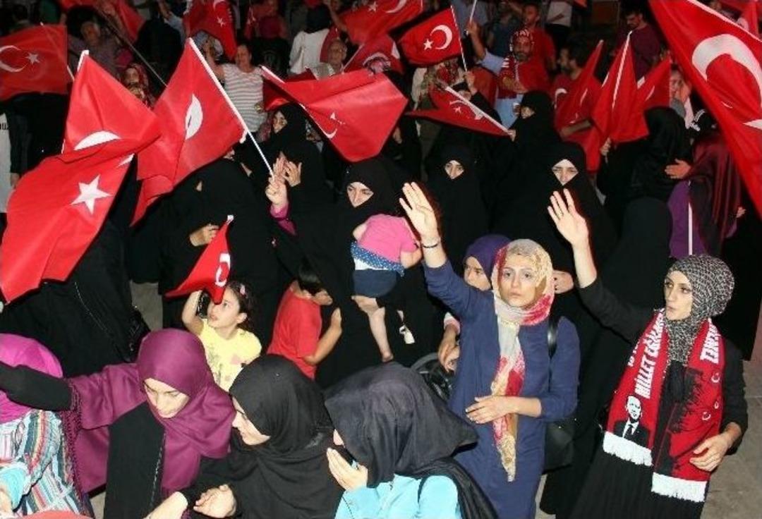 Kucağında Uyuyan &Ccedil;ocuğuna Rağmen Bayrağı Bırakmadı