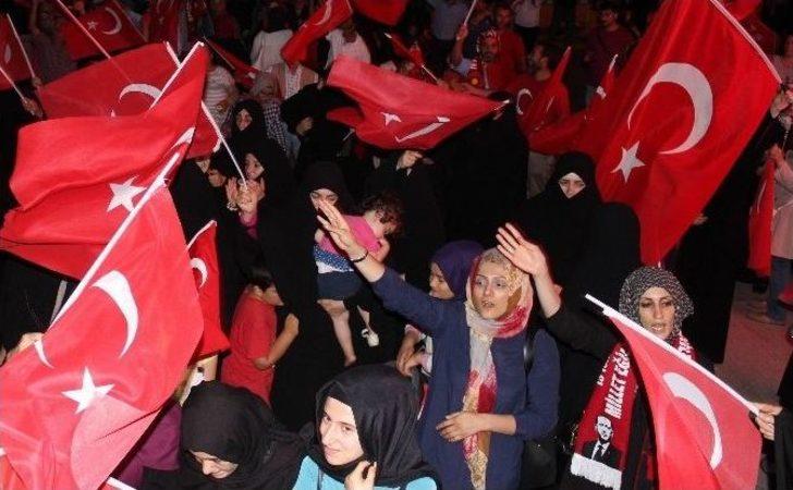 Kucağında Uyuyan Çocuğuna Rağmen Bayrağı Bırakmadı G1