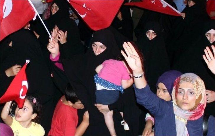 Kucağında Uyuyan Çocuğuna Rağmen Bayrağı Bırakmadı G2