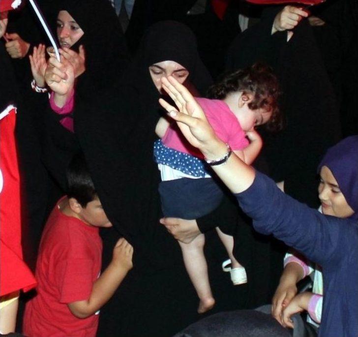 Kucağında Uyuyan Çocuğuna Rağmen Bayrağı Bırakmadı G3