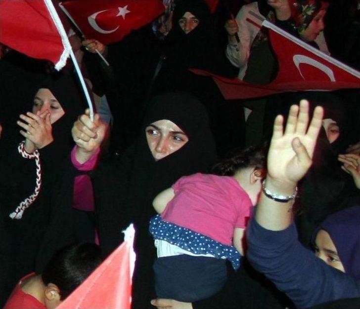 Kucağında Uyuyan Çocuğuna Rağmen Bayrağı Bırakmadı G4