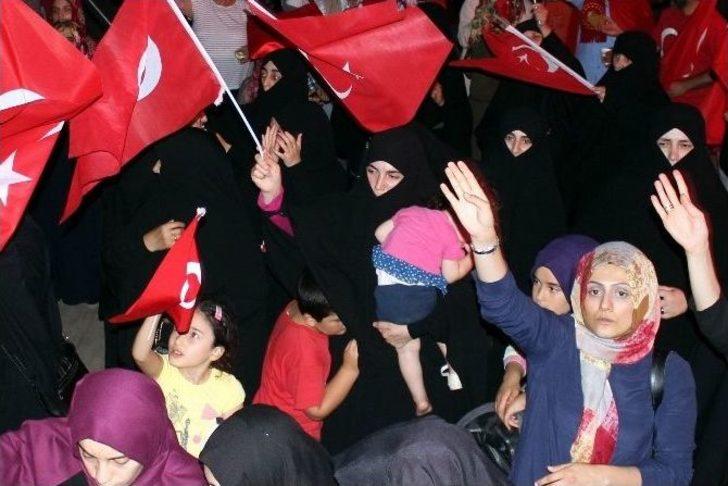 Kucağında Uyuyan Çocuğuna Rağmen Bayrağı Bırakmadı G5