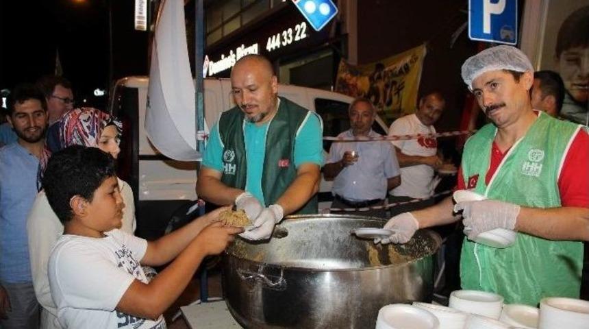 İhh Fet&ouml;&rsquo;n&uuml;n Helvasını Dağıttı