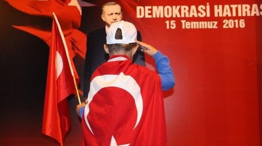 Herkes Fotoğraf &Ccedil;ektirdi, Koca Y&uuml;rekli Minik İse Selam Durdu