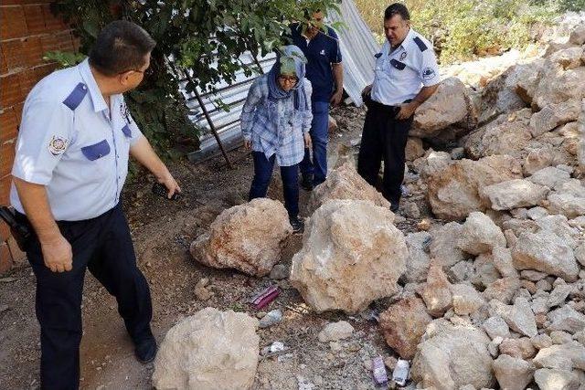 “karnım Aç” Dedi, Yardım Etmek İsteyen Kızın Cüzdanını Çaldı