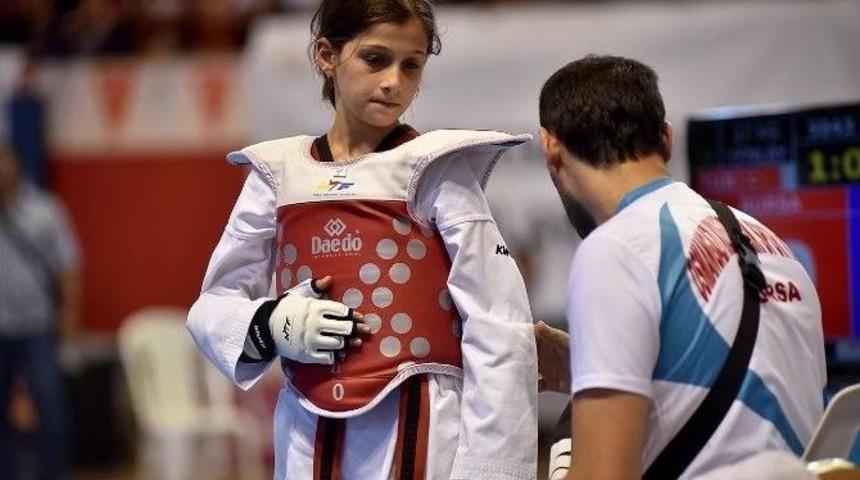 B&uuml;şra Savaş, Hem Kick Boks Hem De Taekwondo Da T&uuml;rkiye Şampiyonu Oldu
