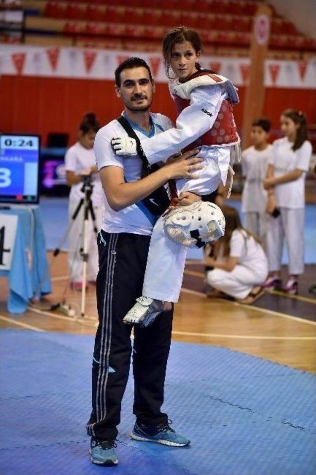 Büşra Savaş, Hem Kick Boks Hem De Taekwondo Da Türkiye Şampiyonu Oldu