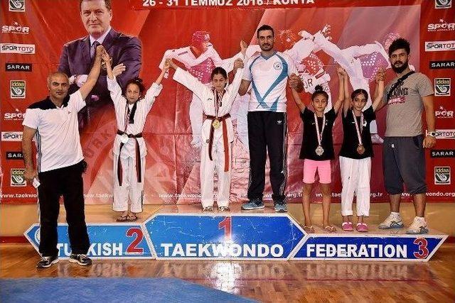 Büşra Savaş, Hem Kick Boks Hem De Taekwondo Da Türkiye Şampiyonu Oldu