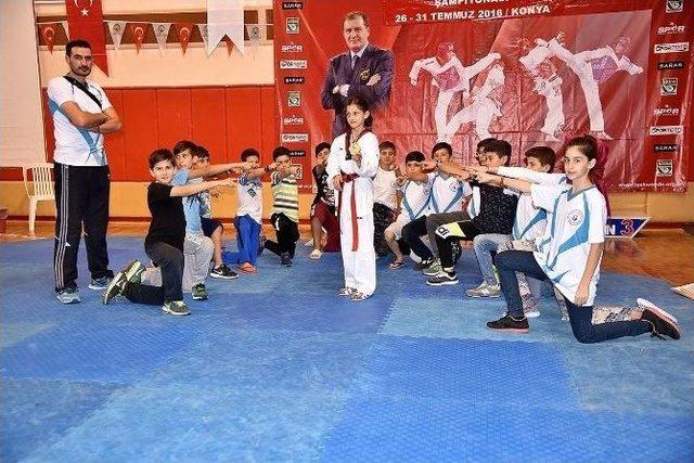 Büşra Savaş, Hem Kick Boks Hem De Taekwondo Da Türkiye Şampiyonu Oldu