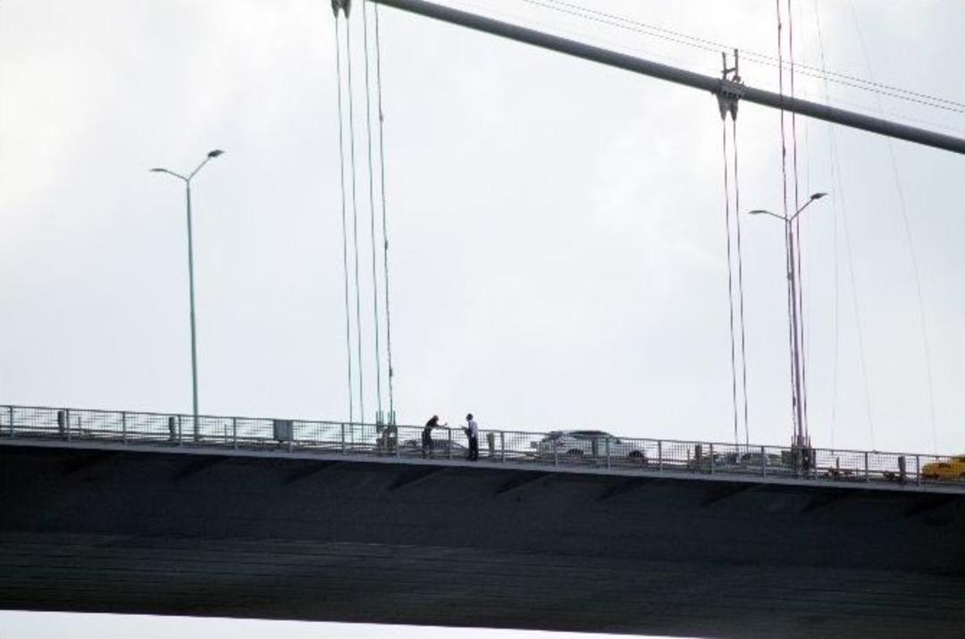15 Temmuz Şehitler K&ouml;pr&uuml;s&uuml;&rsquo;nde T&uuml;rk Bayrağıyla İntihar Girişimi