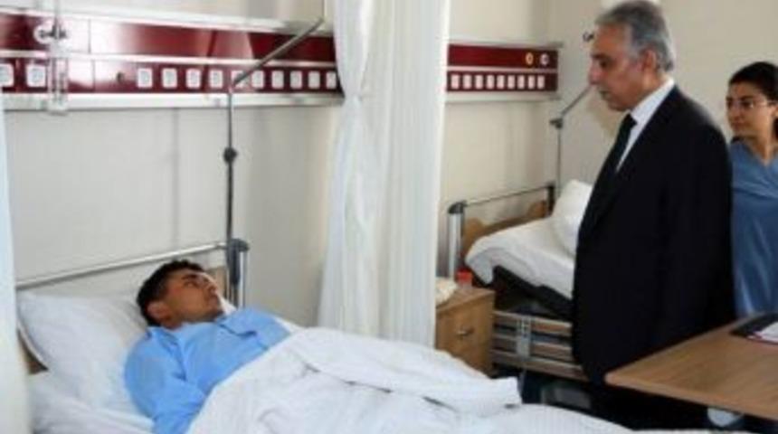 Hakkari Valisi Toprak Yaralı Askerleri Ziyaret Etti