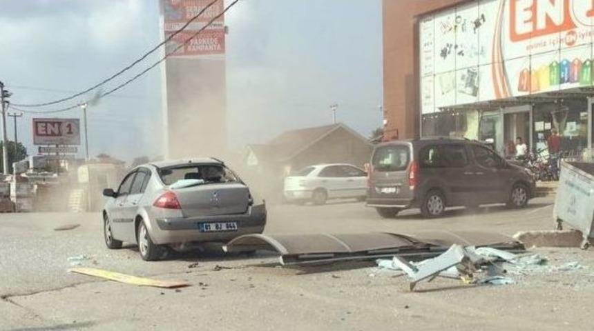 Otomobil Otob&uuml;s Durağına Daldı