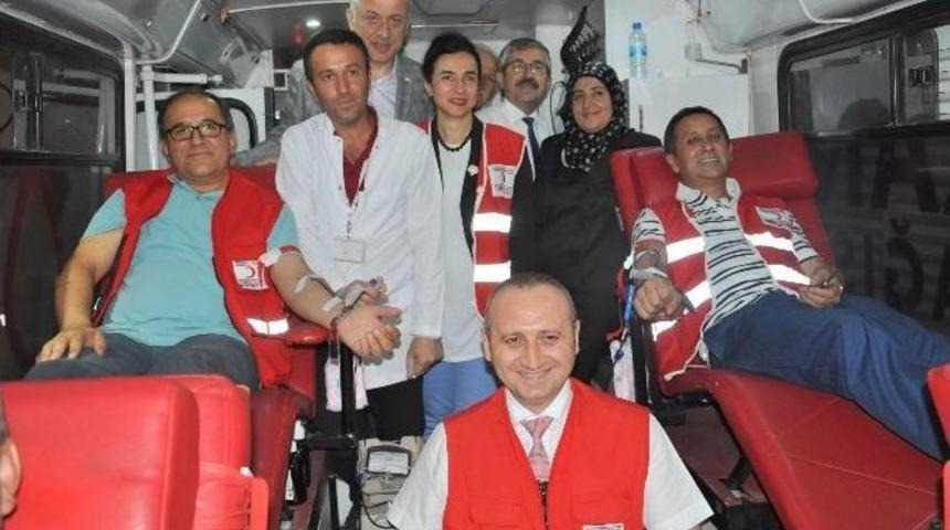 Zileliler Demokrasi N&ouml;betinde Kan Bağışında Bulundu