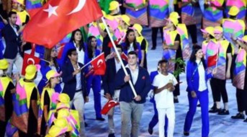 Rio Olimpiyatlarının A&ccedil;ılışında T&uuml;rk Bayrağını Milli G&uuml;reş&ccedil;i Rıza Kayaalp Taşıdı