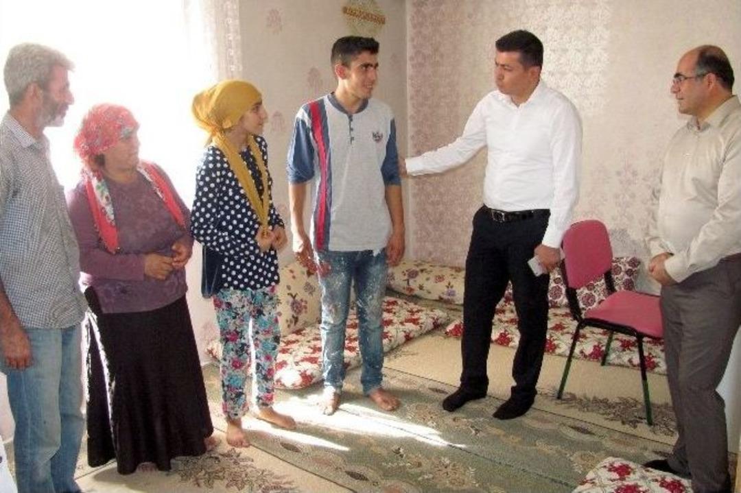 Araban&rsquo;da 100 &Ouml;ğrenciye Ders &Ccedil;alışma Masası Hediye Edildi.