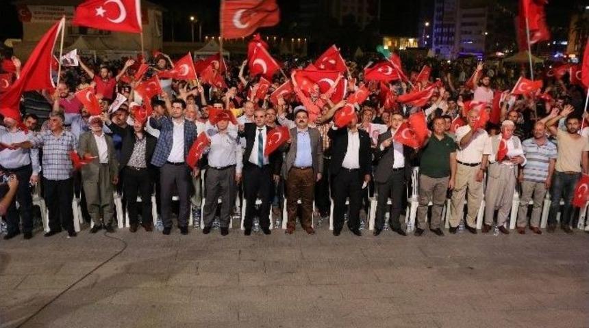 Demokrasi N&ouml;betinin 22&rsquo;nci Gecesinde De Rabia Meydanı Doldu