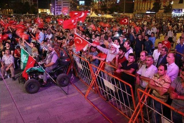 Demokrasi Nöbetinin 22’nci Gecesinde De Rabia Meydanı Doldu