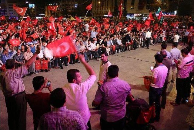 Demokrasi Nöbetinin 22’nci Gecesinde De Rabia Meydanı Doldu