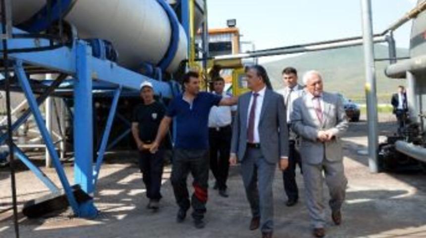 Vali &Ouml;zefe, &Ouml;zel İdarenin Asfalt &Uuml;retim Tesisi Ve K&ouml;y Yollarındaki &Ccedil;alışmalarını Denetledi