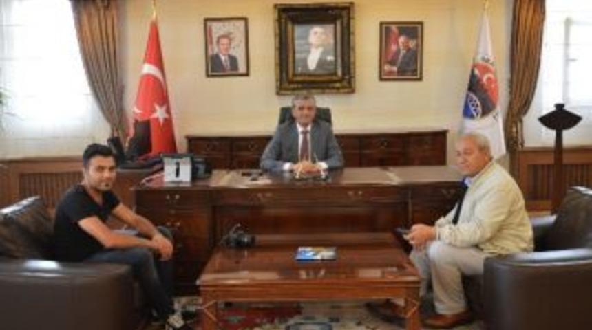 Vali &Ouml;zefe, Gazetecileri Kabul Etti