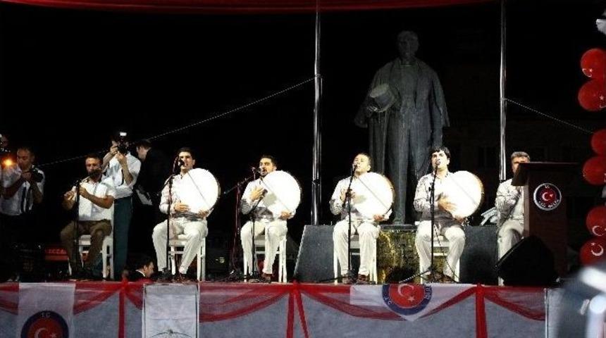 Demokrasi N&ouml;betinde Vatandaşlar İlahilerle Duygulandı