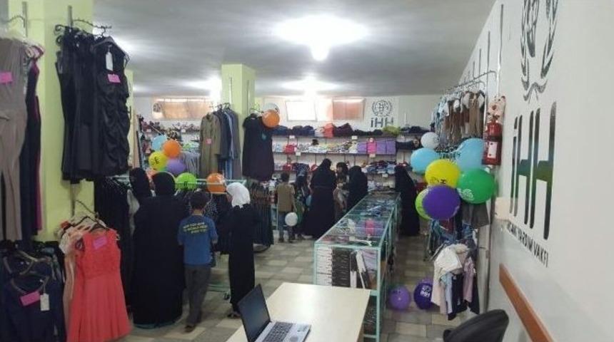 Sınır &Ouml;tesinde Kıyafet Dağıtım Merkezi A&ccedil;ıldı