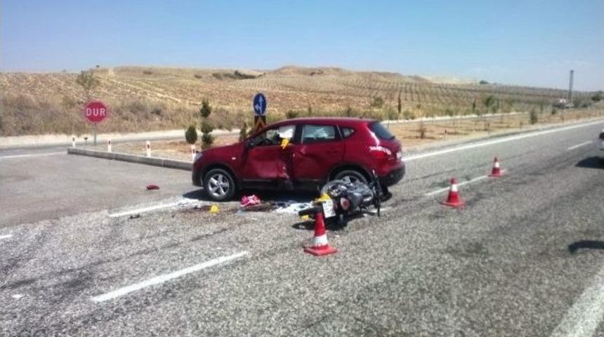 Otomobil İle Motosiklet &Ccedil;arpıştı: 1 &Ouml;l&uuml;, 1 Yaralı
