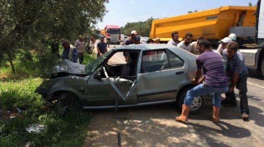 Kadın S&uuml;r&uuml;c&uuml; Ağaca &Ccedil;arptı: 3 Yaralı