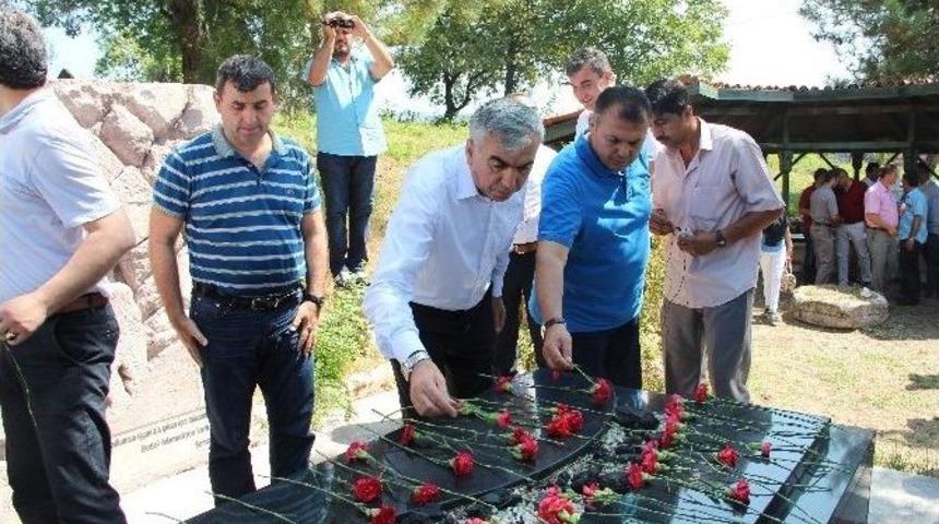 Denizer Mezarı Başında Anıldı