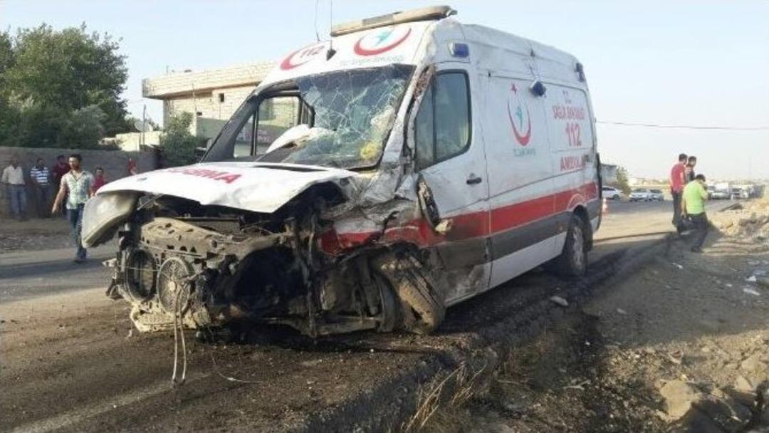 Ambulans İle Kamyonet &Ccedil;arpıştı: 9 Yaralı